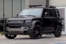 “黑武士”路虎卫士实拍，威猛又炫酷，硬派气息更浓郁，3.0T+8AT图片