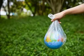 “塑料袋”放进冰箱会致癌，有科学依据吗？实验揭开真相，快瞧瞧图片