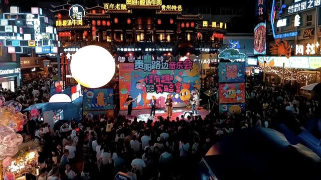 南明区：国庆首日迎客16万人次！甲秀楼 青云步行街火爆出圈