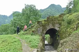 沉睡400年的土司古城堡，藏在西南群山中，被列入世界遗产图片