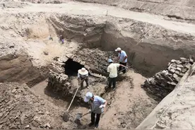 大奸臣秦桧墓被挖开，墓中一块神秘石碑，碑文记录岳飞真正死因？图片