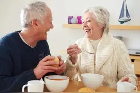 男人过了60岁，真的已经不年轻了吗？两个女人说出心里话图片
