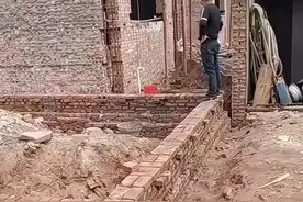 都说农村人淳朴，但农村人占地占道修房，让很多网友都看不下去了图片