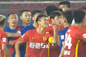 火爆中超：3场18黄，韦世豪罕见劝架，大雷硬刚裁判，郑铮成焦点图片