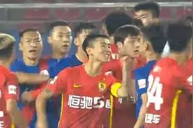 火爆中超：3场18黄，韦世豪罕见劝架，大雷硬刚裁判，郑铮成焦点图片