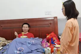 11岁女儿捡破烂卖钱给父亲买轮椅，老板被感动：送你了不要钱图片