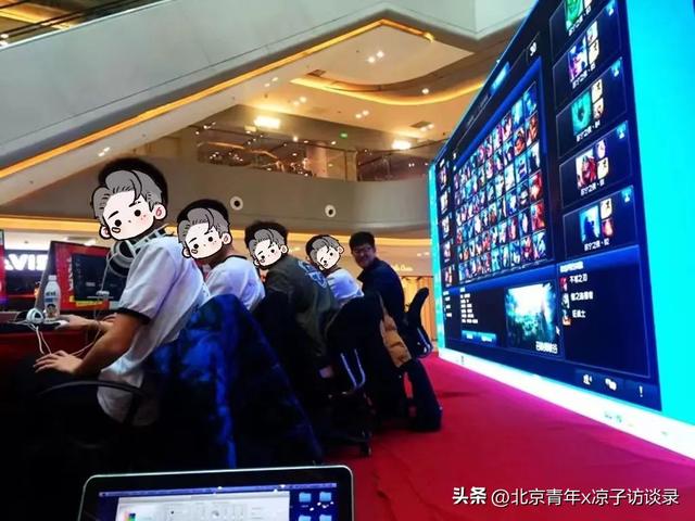 我，职业电竞选手，发现队友人手一个纸尿裤