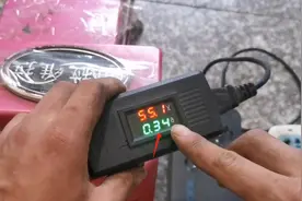 电动车“充满不拔”和“没充满就拔”，会伤电池吗？行内人说实话图片