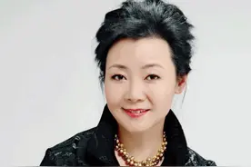 “国民妈妈”萨日娜：圆脸很旺夫，穿衣宽松得体，54岁也温婉贵气图片