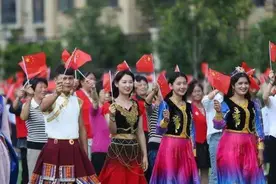 03年，流浪200多年的达曼人获得中国国籍，每家每户悬挂五星红旗图片
