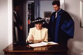 1996年查尔斯和戴安娜离婚，互相折磨15年，两人坐在沙发上都哭了图片