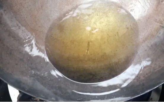 锅不管有多锈，切记不要扔，教你这样处理一下，秒变新锅还不粘