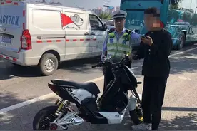 “拉风少年”改装电摩？济南交警：严查，叫家长！图片