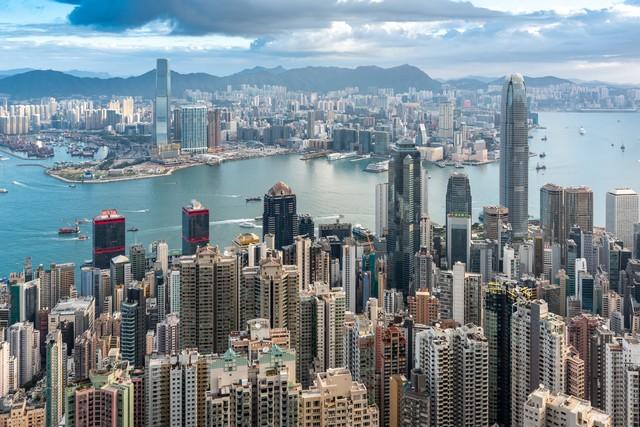 香港,这个充满机会和繁华的城市,也是一个让人感到窒息的地方.