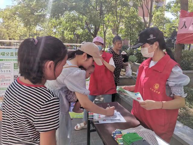 东湖新技术开辟区豹澥街分类专班黄金堂社区开展清洁家园活动