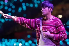 甄子丹带岳母冒雨看周杰伦演唱会，两人现场合唱，91岁胡枫也在场图片