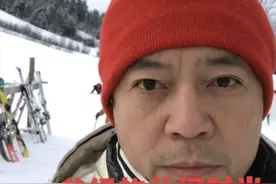 何政军家人罕露面，大方搂妻子秀恩爱，25岁女儿身材高挑颜值出众图片
