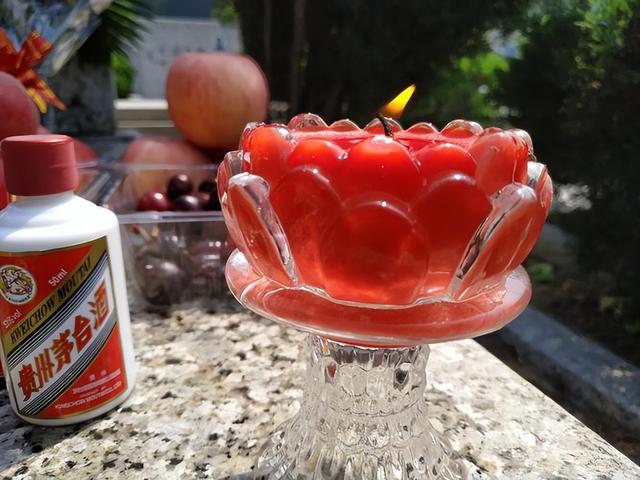 冥寿的摆酒,没有周年祭那么复杂,在老人的遗像或坟墓前,摆上一瓶酒或
