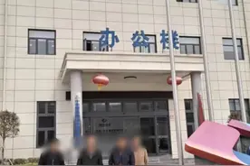 甲方领导更替施工队被“清场” ，设备投入和工钱无着落；律师：进场施工前应签订书面劳务合同才有保障图片