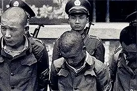 案例纪实：悍匪彭妙计伏法记：16岁卖母18岁卖妹，6年杀死77人图片