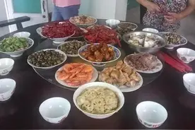 第一次去男友家，准婆婆对我热情体贴，晚饭后我离开了图片