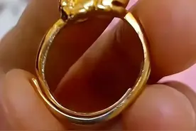 男孩花1元买金戒指送妈妈，妈妈看到后却慌了图片