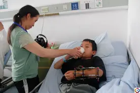 男孩玩耍被石头砸伤胳膊，妈妈以为没啥事，四年后噩耗接踵而至图片