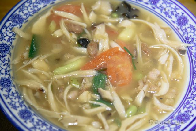 在洛阳才能吃上的美食,流传千年每道菜都带汤,游客笑称:真水