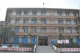 四川宜宾古镇里的军工厂，搬迁后留下众多时代特色鲜明的建筑图片
