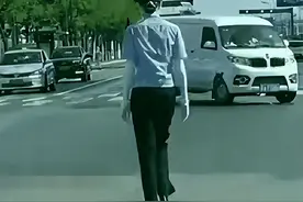女交警走路扭屁股、穿高跟鞋、带袖套，被指“招蜂引蝶”图片
