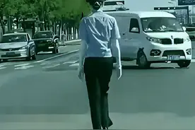 女交警走路扭屁股、穿高跟鞋、带袖套，被指“招蜂引蝶”图片