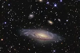 宇宙天体为啥能飘在空中？为啥没掉下去？有什么神秘力量？图片