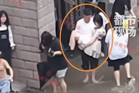 女大学生被男友“公主抱”过积水，隔壁女孩羡慕，网友：要看体重图片