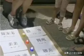 地摊女友摆摊论斤“卖自己”，陪聊陪玩亲亲抱抱图片