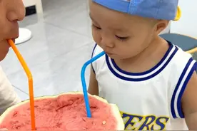 爸爸要没点智慧真不好意思出来带娃，这招哄娃吃药真是太绝了 #宝宝吃药 #坑娃的爹 #花式带娃 #90后带娃图片