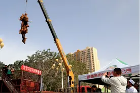 品烤全牛 尝特色名小吃 新疆焉耆发放3万元消费券燃旺“五一”烟火气图片