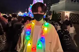 张智霖16岁儿子庆生正脸曝光！五官精致似混血，身高惊人鹤立鸡群图片