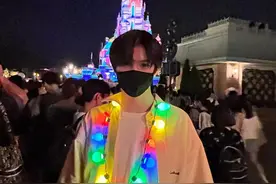 张智霖16岁儿子庆生正脸曝光！五官精致似混血，身高惊人鹤立鸡群图片