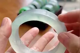 十玥12W入手的原石，没想开出高冰翡翠手镯，蜕变成品暴涨百倍图片