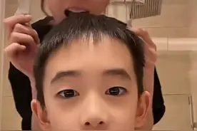 应采儿晒宅家日常，亲自为儿子理发好有爱，Jasper越长越像妈妈图片