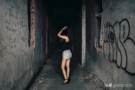 旅行写生，随便挑了个破旅馆，居然跟三个女人在发廊里打麻将图片