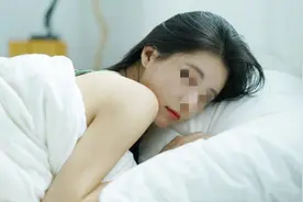 厦门路虎车内一对男女，激情狂欢2小时，网友表示：战斗力真强！图片