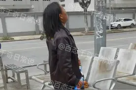 广东一女子光着脚，抱着可乐仰头大笑，知情人：被男人伤透了图片