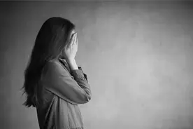 河南一偷鸡贼入室偷鸡，被女主扔炮吓死，家属索赔50万，法院判了图片