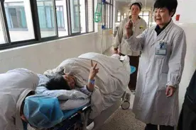 为啥给新生儿按脚印而不是按手印？理由很现实，医生不说你也该懂图片