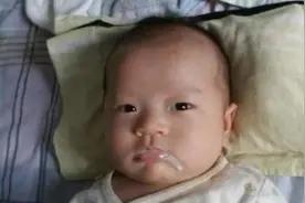 新生儿出生后，“拍嗝”跟“不拍嗝”差别大，父母做错有3个后果图片