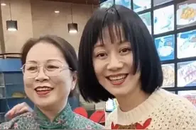 倪虹洁真孝顺回老家陪父母过70大寿！穿半裙合影，亲戚旗袍更抢镜图片