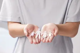 女子懒得送孩子去幼儿园，将4岁女儿交给陌生司机，结果悔恨终生图片