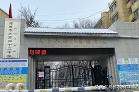 乌鲁木齐市12中家长接送孩子停车难，交警是这么解决的图片