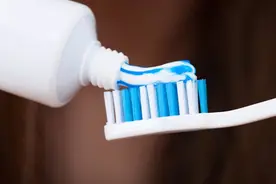 牙膏是老年斑克星？提醒：真正能够淡化老年斑的方式，是这2种图片